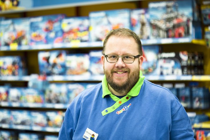 Örvar Birkir Eiríksson verslunarstjóri Toys'R'us á Korputorgi. Foreldrar hafa beðið fyrir utan verslunina í von um að geta glatt börn sín á aðfangadag.