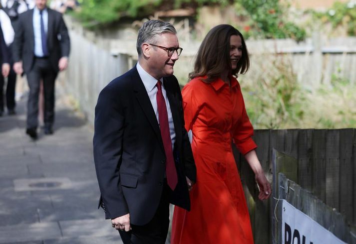 Keir Starmer formaður verkamannaflokksins og Victoria Starmer eiginkona hans á kjörstað í dag.
