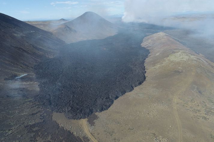 Rannsóknarstofa í eldfjallafræði og náttúrúvá við Háskóla Íslands birtir þessa drónamynd af hrauninu sem er langt komið með að fylla í lægðina austan Kistufells.