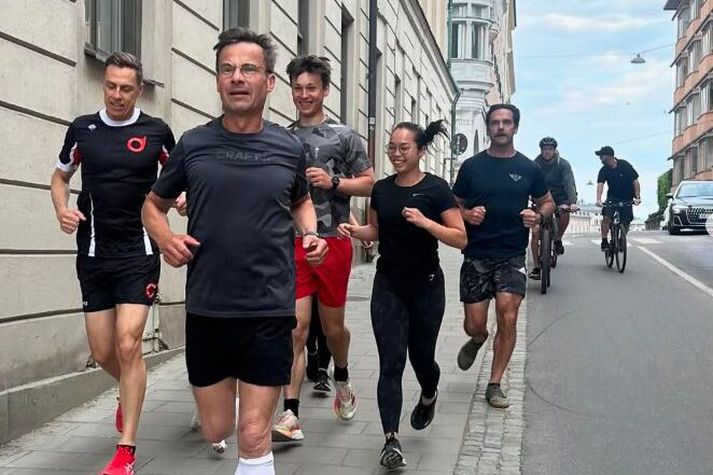 Ulf Kristersson á hlaupum með fjölskyldu sinni og öryggisvörðum.