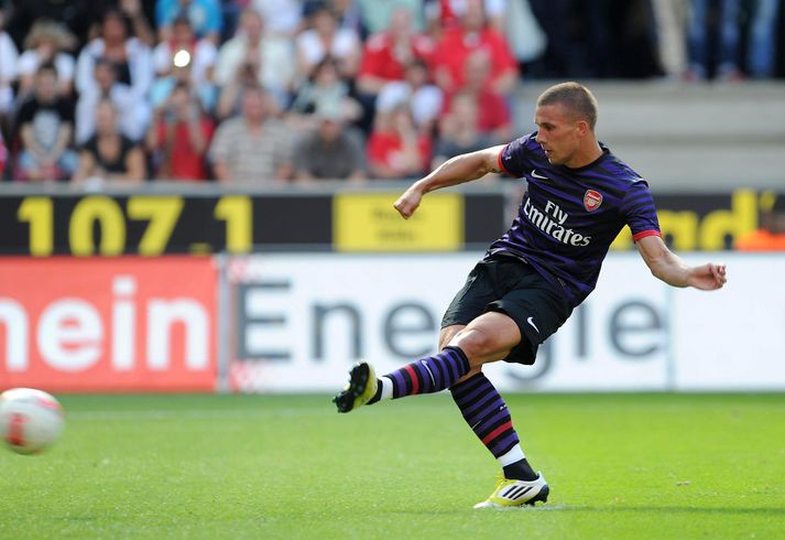 Lukas Podolski þreytir fraumraun sína með Arsenal í ensku úrvalsdeildinni í dag.