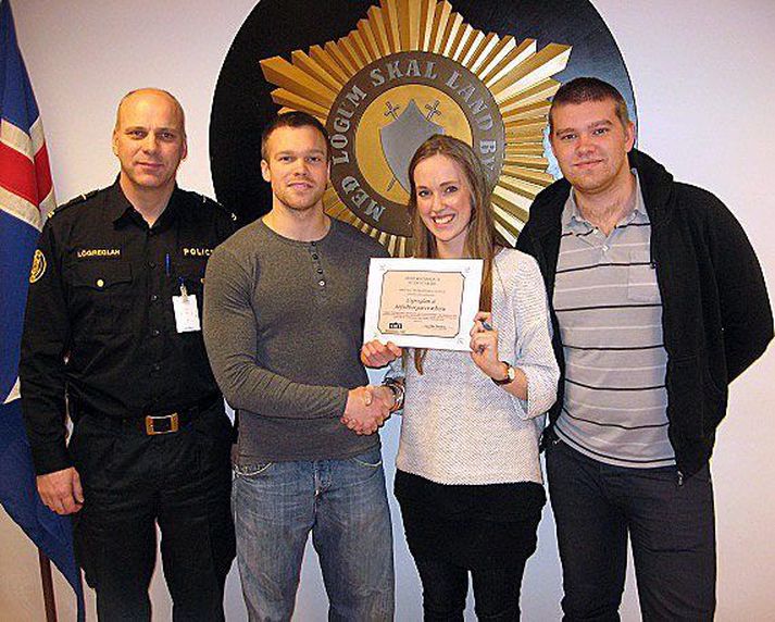 VERÐLAUN Lilja Dögg Jónsdóttir, formaður Stúdentaráðs, afhenti Jóhanni Birki viðurkenninguna. Aðrir á myndinni eru Gunnar Hilmarsson aðalvarðstjóri, og Heimir Hannesson, hagsmuna- og lánasjóðsfulltrúi Stúdentaráðs.
