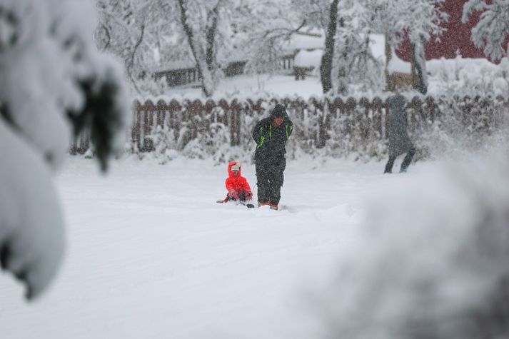 Snjódýpt mælist víða á milli 30 og 40 sentímetrar á höfuðborgarsvæðinu. 