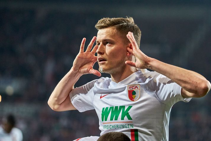 Alfreð Finnbogason fagnar marki í leik með Augsburg.