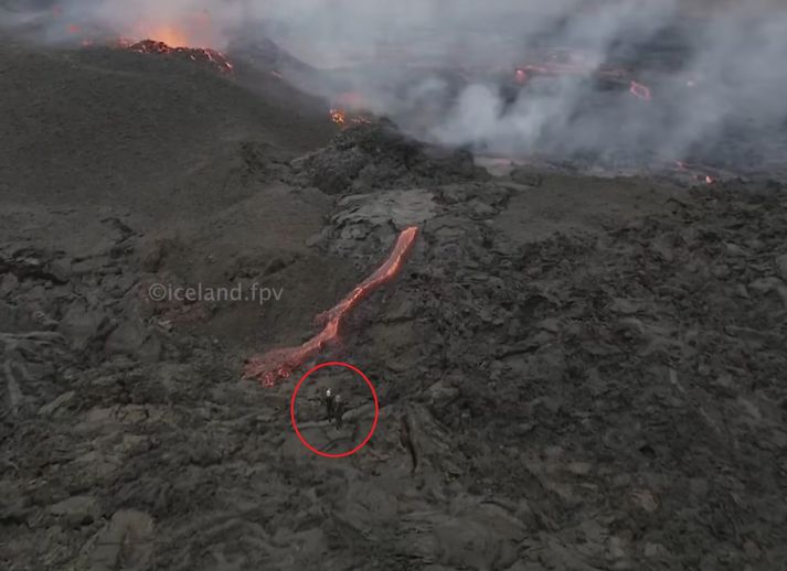 Hér má sjá fólkið standa nærri gígunum. Þau eru rétt undir smærri gígnum.