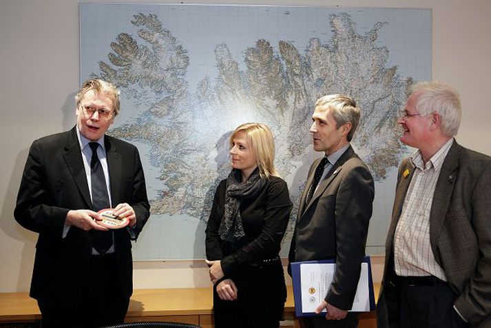 Fulltrúar FÍB afhentu Ögmundi Jónassyni innanríkisráðherra undirskriftirnar á stafrænu formi á litlum minnislykli í innanríkisráðuneytinu í gær.
Fréttablaðið/Vilhelm