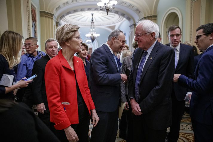 Warrren (t.v.) og Sanders (t.h.) þykja lengst til vinstri í forvali demókrata. Þau hafa fram að þessu tekið á hvor öðru með silkihönskum en nú virðist breyting orðin á.