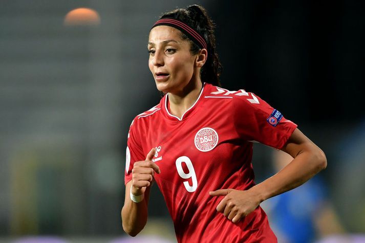 Nadia Nadim í leik með danska fótboltalandsliðinu sem hún hefur spilað meira en hundrað leiki fyrir.