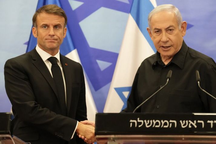 Macron (t.v.) og Netanjahú (t.h.) takast í hendur í Jerúsalem skömmu eftir árás Hamas í október 2023. Þeir ræddu saman í síma um áform Frakka um að viðurkenna Palestínu sem sjálfstætt ríki í dag.
