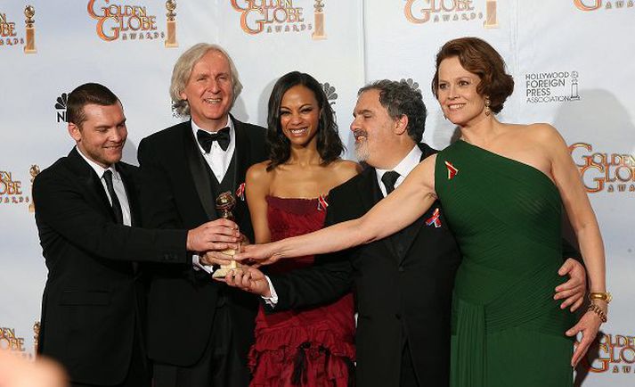 avatar James Cameron ásamt framleiðanda og aðalleikurum Avatar þegar þau tóku á móti Golden Globe-verðlaununum.nordicphotos/getty