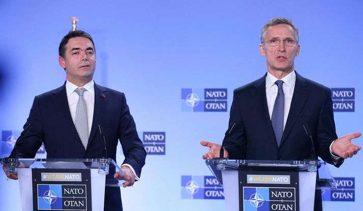 Nikola Dimitrov og Jens Stoltenberg á sameiginlegum blaðamannafundi í gær.