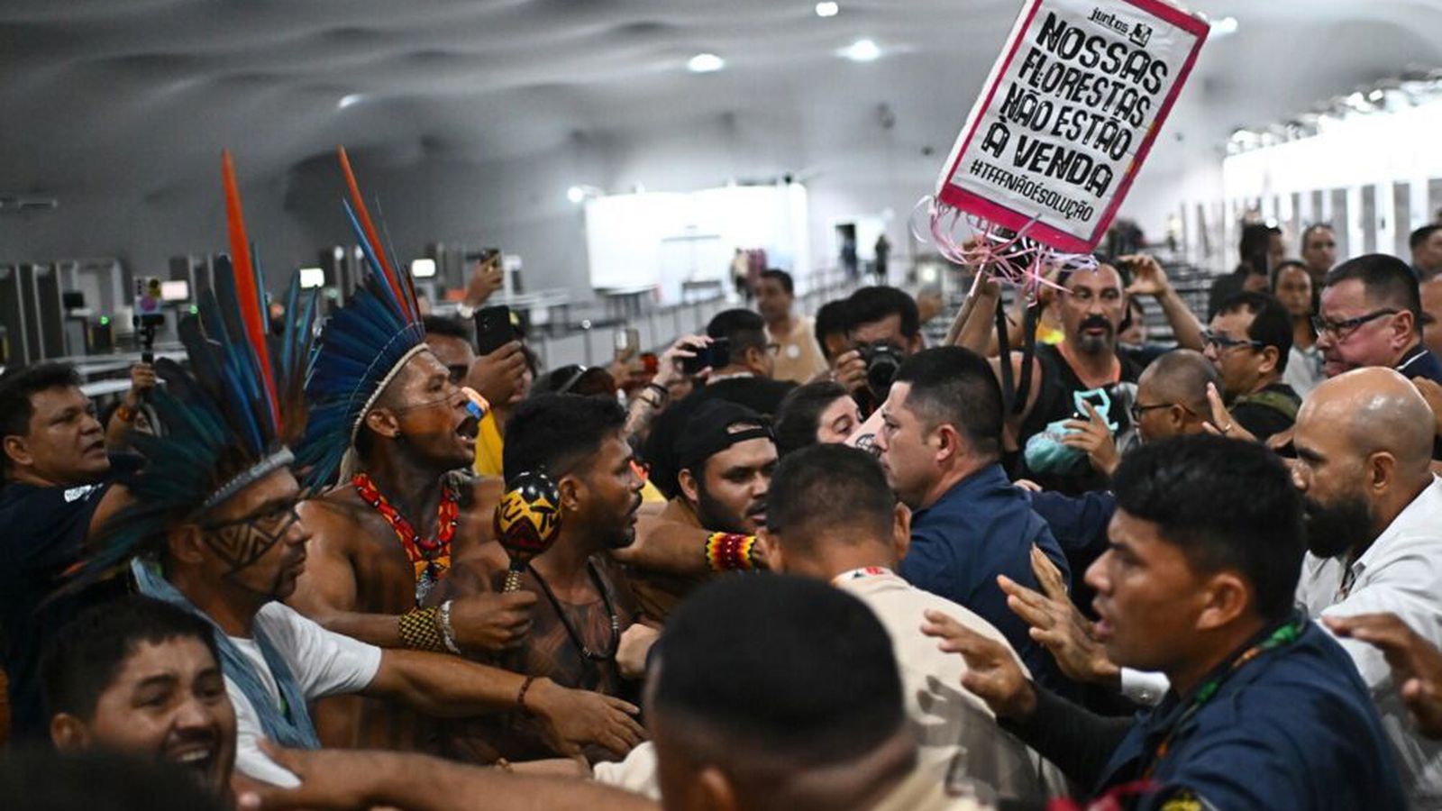 Kom til á­taka á mót­mælum vegna COP30