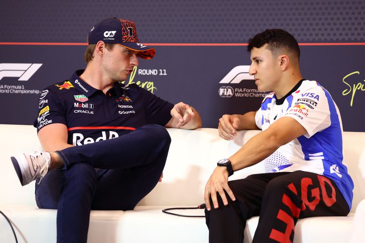 Verstappen og Hadjar verða liðsfélagar á næsta tímabili hjá Red Bull Racing. Hér ræða þeir saman fyrr á yfirstandandi tímabili