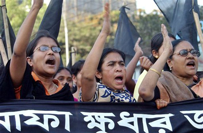Textílverkakonur í Bangladesh krefjast þess að bætt verði úr öryggismálum í verksmiðjum þar í landi.