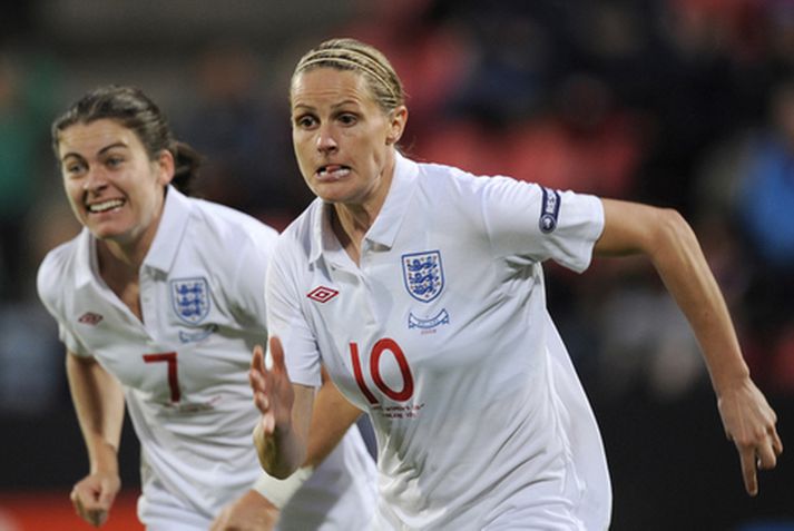 Kelly Smith fagnar marki sínu í dag.