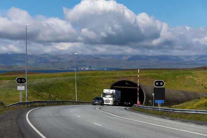 Slökkviliðið segir að unnið sé á vettvangi. 