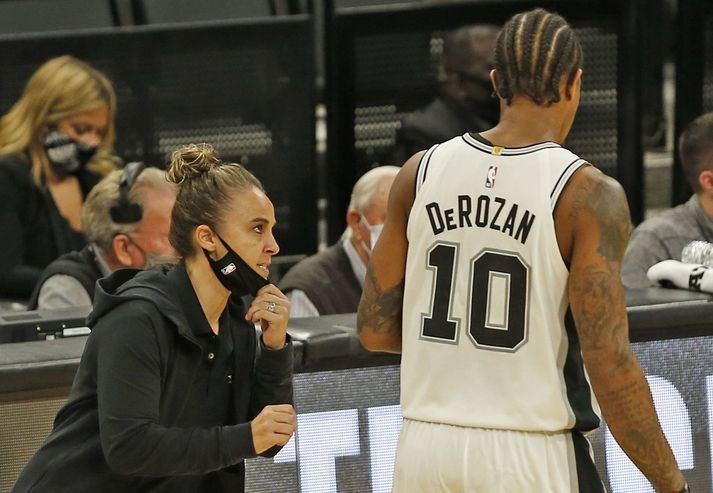 Becky Hammon kemur skilaboðum áleiðis í leik Spurs og Lakers.