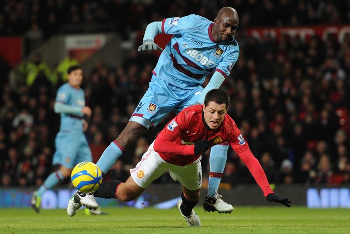 Alou Diarra brýtur á Javier Hernández í leik gegn Manchester United.