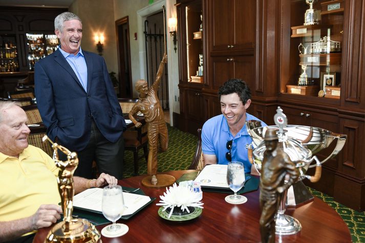 Jack Nicklaus til vinstri ásamt yfirmanni PGA-mótaraðarinnar Jay Monahan og Rory McIlroy. Bikarinn er á milli Nicklaus og McIlroy.