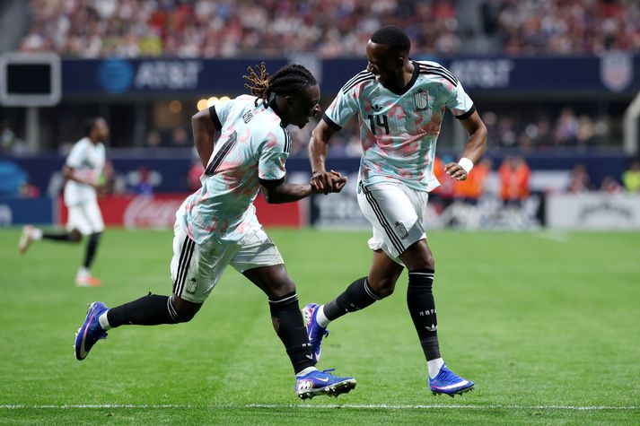 Dodi Lukébakio fagnar öðru marka sinna í kvöld ásamt Jeremy Doku.