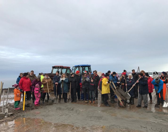 Íbúar á Borgarfirði eystri gripu til sinna ráða í dag og hófu malbikunarframkvæmdir á vegi sem liggur frá plássinu og til Egilsstaða.