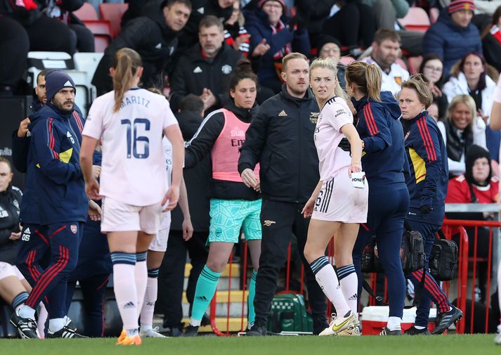 Leah Williamson fer af velli í leik Manchester United og Arsenal í ensku ofurdeildinni í fyrradag.