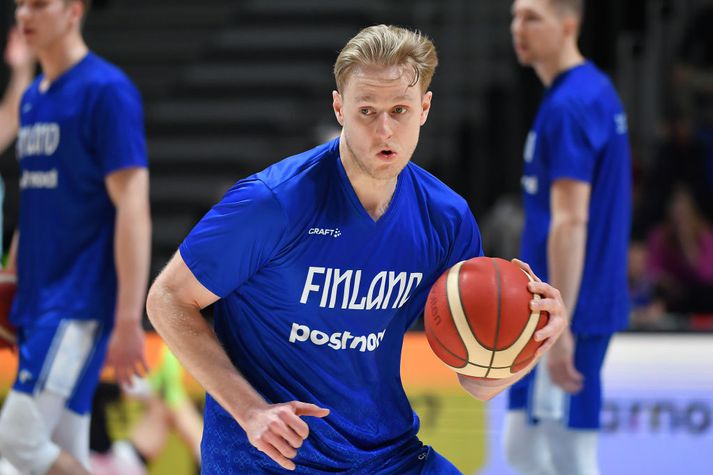 Daniel Dolenc hefur spilað fyrir finnska landsliðið og er hér í upphitun fyrir leik gegn Serbum í undankeppni EM 2025.