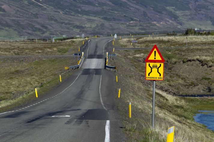 60 milljónum verður varið í merkingar við einbreiðar brýr.