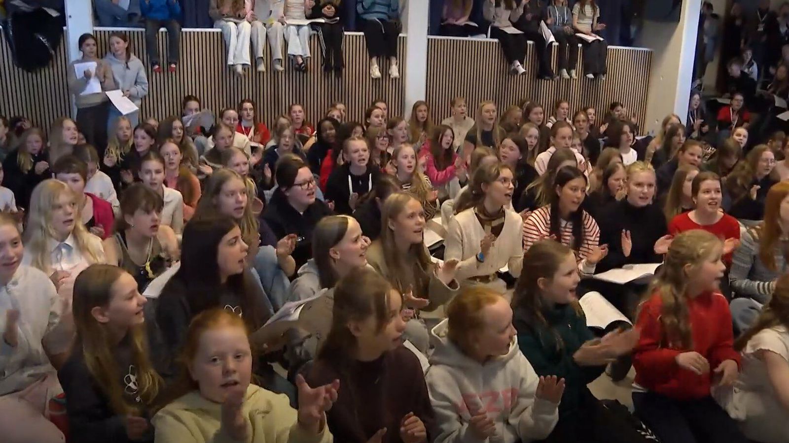 Þrjú hundruð kórbörn frum­flytja lagið á morgun