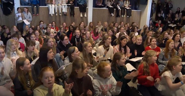 Meðal þátttökukóra er Skólarkór Kársnesskóla en honum stýrir Álfheiður Björgvinsdóttir. Hún tók við af Þórunni Björnsdóttur, kórstjóra, en hún er betur þekkt sem Tóta.