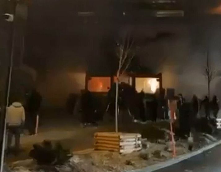 Um hundrað manns voru inni á staðnum þegar sprengingin varð. 