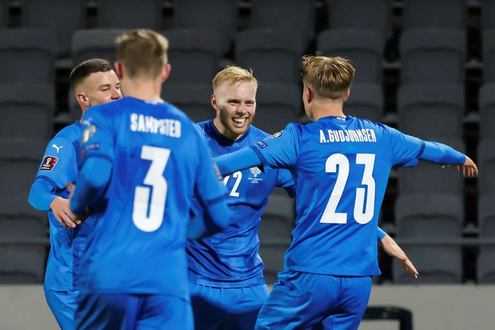 Sveinn Aron og Andri Lucas Guðjohnsen fagna fjórða og síðasta markinu gegn Liechtenstein í gærkvöld.