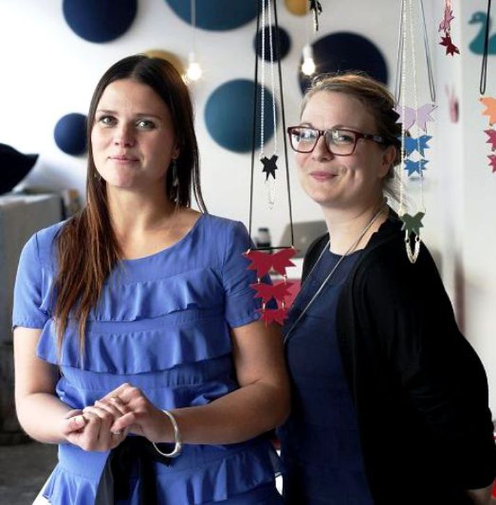 Arkitektarnir Helga Guðrún Vilmundardóttir og Árny Þórarinsdóttir sýna nýjar vörur frá Stáss á sýningu Handverks og hönnunar í Ráðhúsinu.