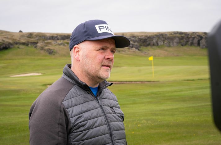 Hinn knái framkvæmdastjóri Golfklúbbs Grindavíkur brosir nú stafna á milli enda hefur félagafjöldinn margfaldast og er nú að nálgast ellefu hundruð manns.