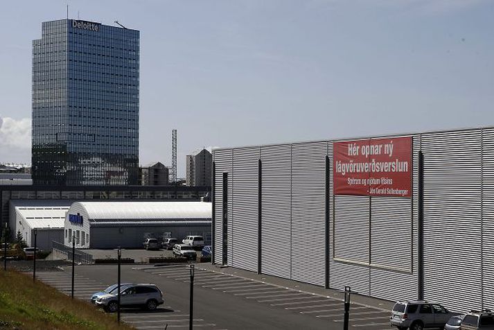 Spörum og njótum lífsins Hér opnar nýja lágvöruverðsverslunin Smartkaup sem Jón Gerald Sullenberger stendur fyrir. „Spörum og njótum lífsins.“