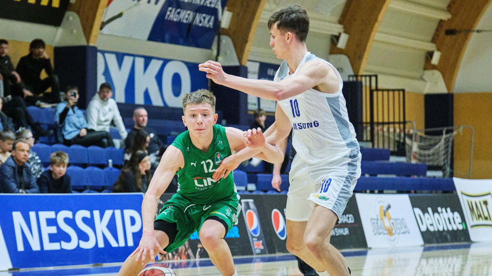 Blikarnir taplausir á toppnum