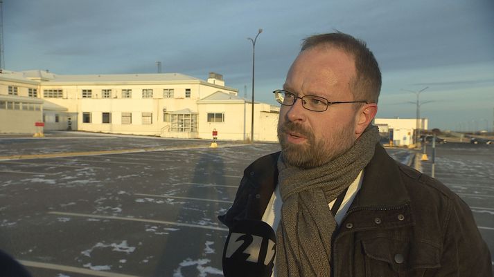 Guðjón Helgason, upplýsingafulltrúi Isavia, við gömlu flugstöðina í dag.