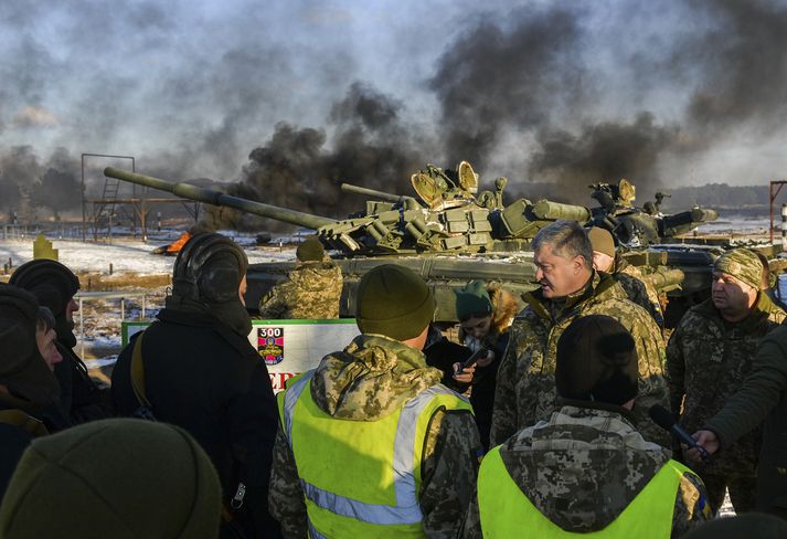 Petro Poroshenko ræddi við hermenn í gær.