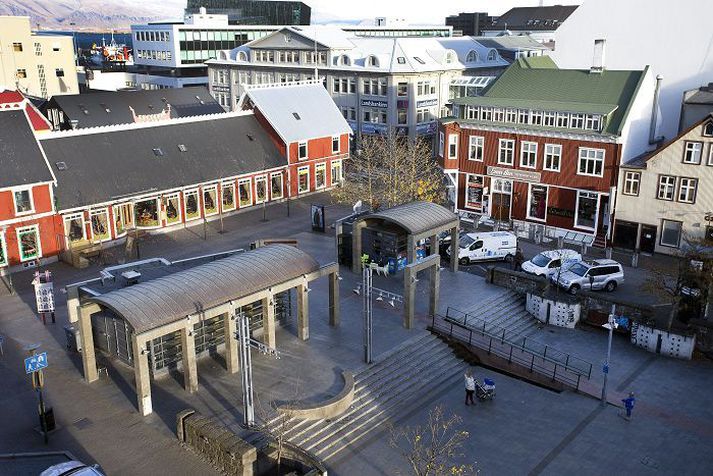 Ekið var á karl á þrítugsaldri, sem var á hjólabretti í Hafnarstræti.
