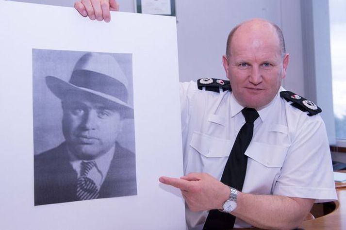 Hér sést Barton með mynd af Al Capone.