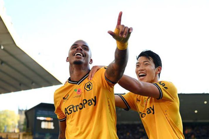 Mario Lemina fagnar markinu með Hwang Hee-Chan. 