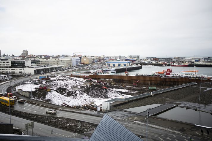 Opna á 250 herbergja hótel á Austurbakka árið 2018.