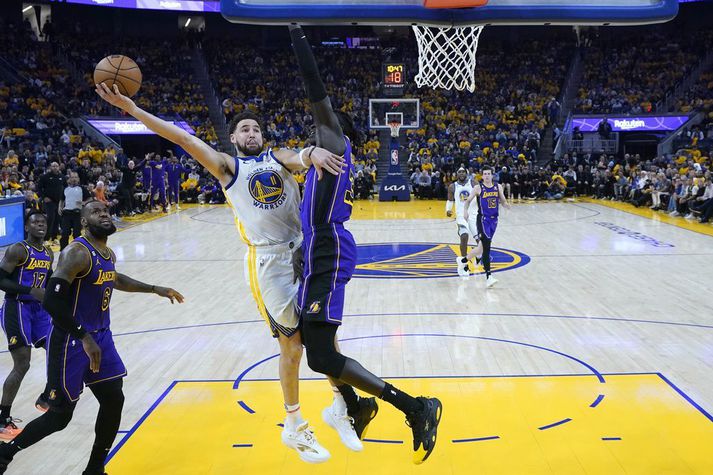 Klay Thompson æðir að körfu Lakers í sigrinum góða í gærkvöld.