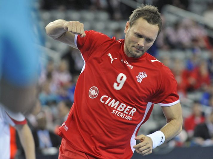 Lars Christiansen og félagar í danska landsliðinu byrjuðu titilvörnina á naumum sigri.