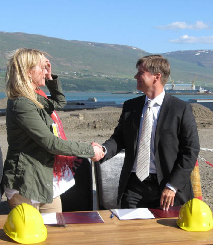 Katrín Júlíusdóttir, þáverandi iðnaðarráðherra, og Eyþór Arnalds undirrituðu fjárfestingarsamning vegna Becromals á Akureyri í júlí 2009.