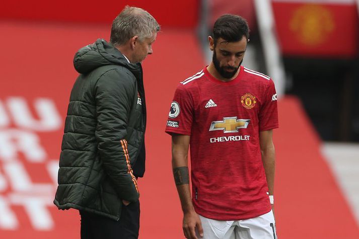 Ole Gunnar Solskjær, knattspyrnustjóri Manchester United ræðir hér við Bruno Fernandes.