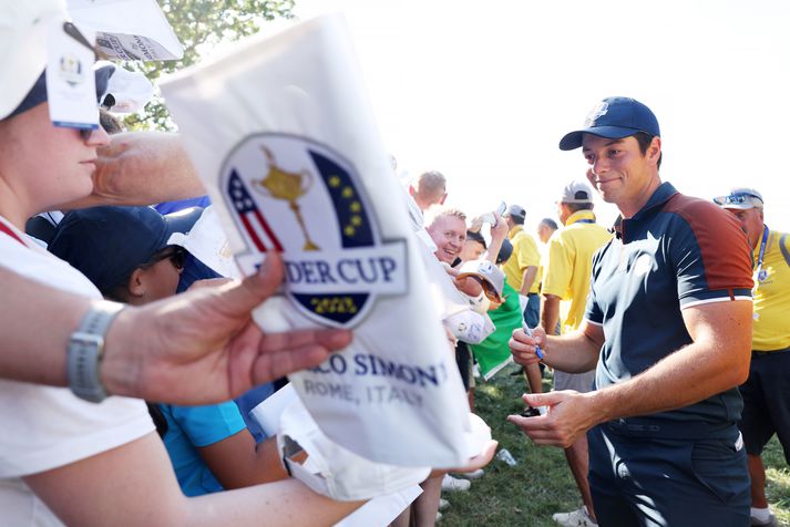 2023 Ryder Cup - Previews ROME, ITALY - SEPTEMBER 28: Viktor Hovland of Team Europe signs autographs following a practice round prior to the 2023 Ryder Cup at Marco Simone Golf Club on September 28, 2023 in Rome, Italy. (Photo by Richard Heathcote/Getty Images)