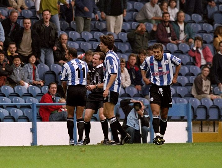 Ítalinn Paolo di Canio hrinti Paul Alcock í leik árið 1998 eftir að hafa fengið að líta rauða spjaldið.