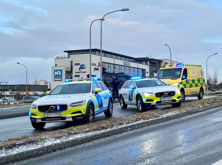 Lögregla og sjúkralið var enn á staðnum þegar ljósmyndara bar að garði.