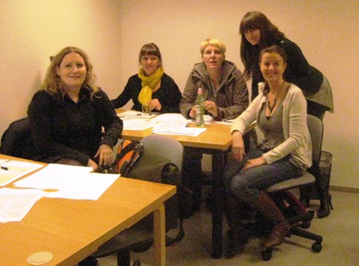 Á myndinni eru nemendur og kennari í blaða- og fréttamennsku og kynjafræði við HÍ. Frá vinstri: Ingibjörg Rósa Björnsdóttir, Hlíf Þorgeirsdóttir, Valgerður Jóhannsdóttir, Eygló Árnadóttir og Anna Lilja Þórisdóttir.